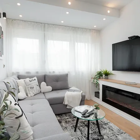 Ctrl Alt Retreat - 4 Star And Parking * Split