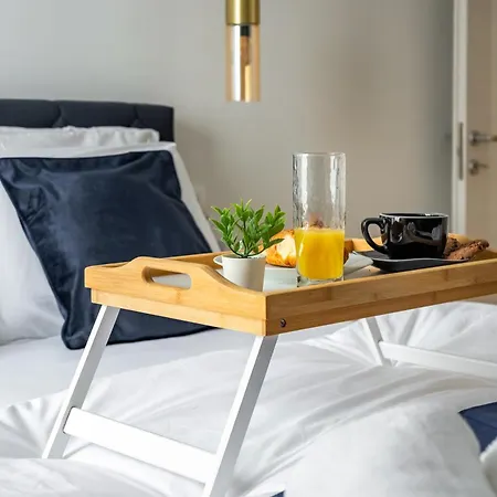 Ctrl Alt Retreat - 4 Star And Parking *